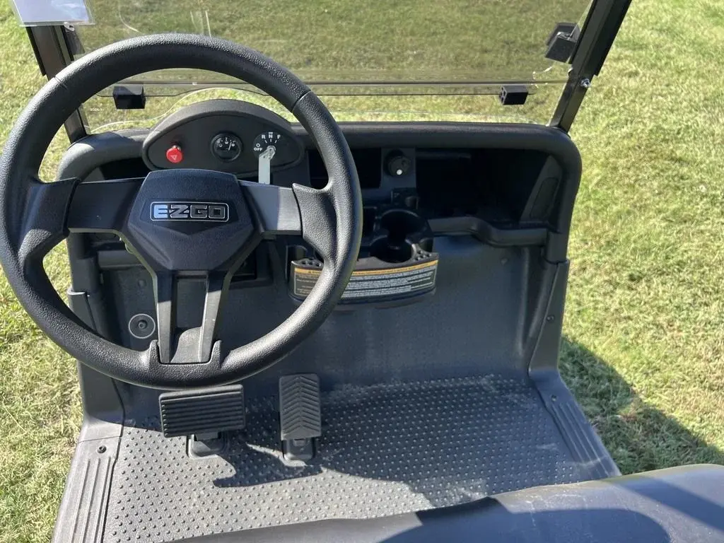2021 E-Z-GO RXV photo 10