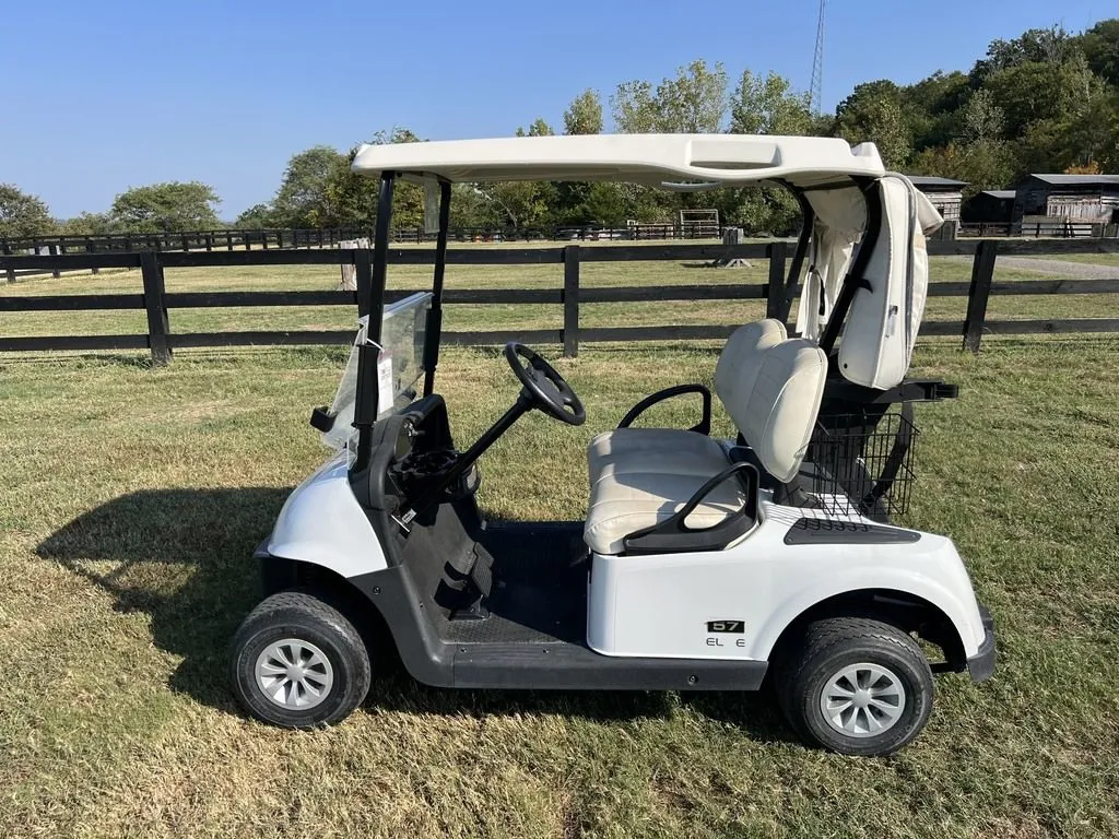 2022 E-Z-GO RXV photo 2