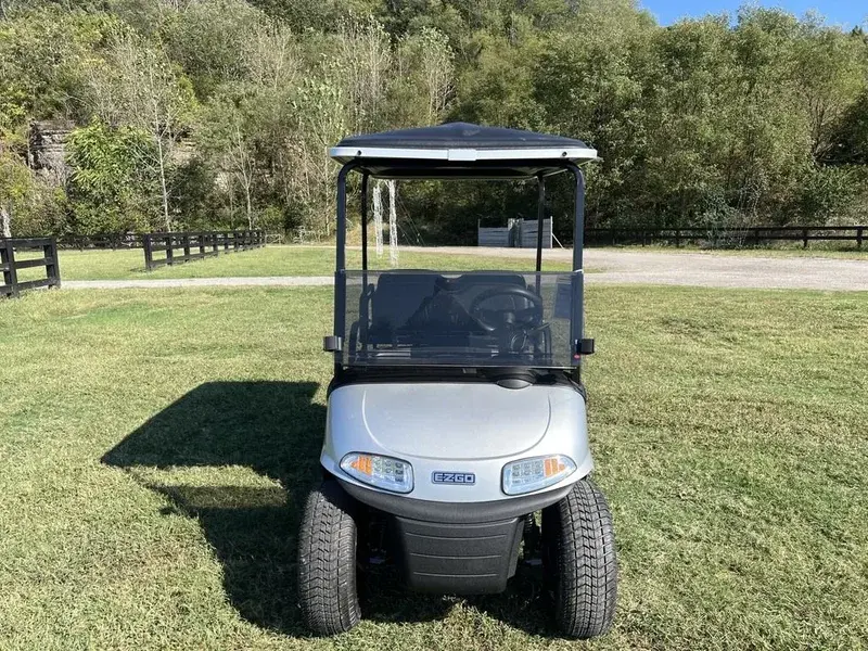 2021 E-Z-GO RXV photo 8