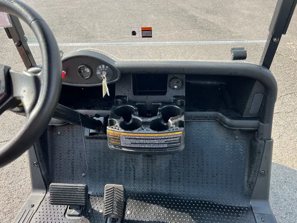 2021 E-Z-GO RXV photo 8