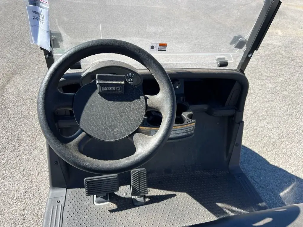2021 E-Z-GO RXV photo 10