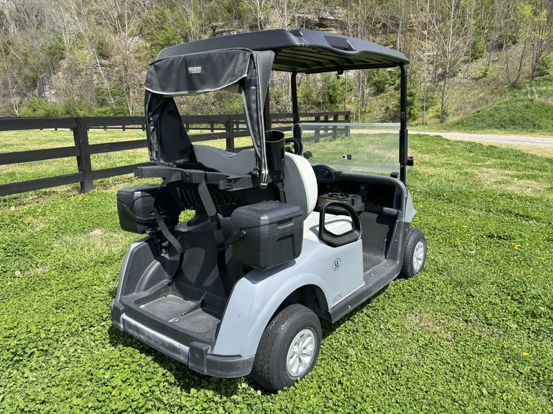 2023 E-Z-GO RXV photo 6