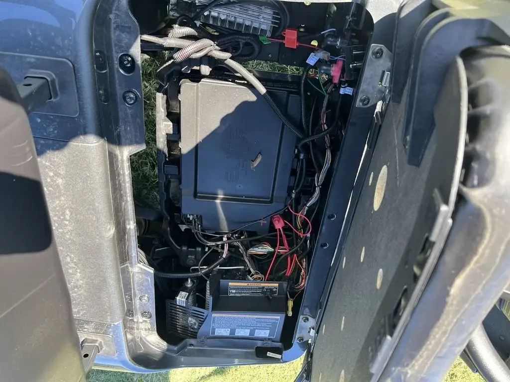 2021 E-Z-GO RXV photo 9