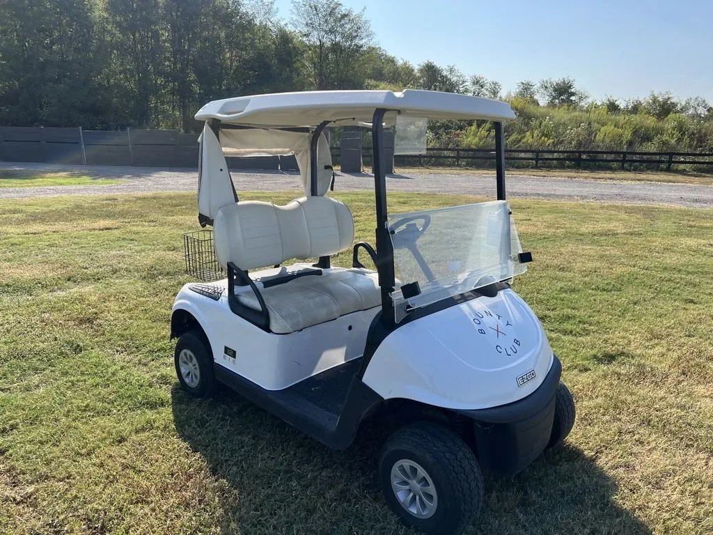 2022 E-Z-GO RXV photo 7
