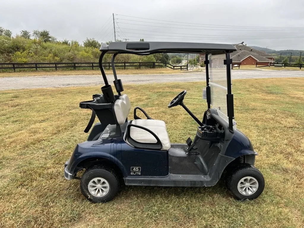 2021 E-Z-GO RXV photo 6