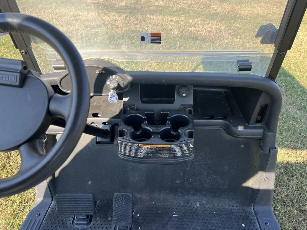 2022 E-Z-GO RXV photo 10
