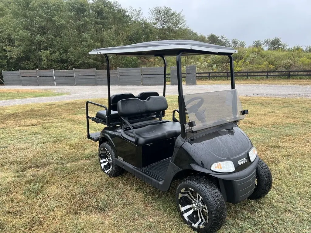 2021 E-Z-GO RXV photo 6