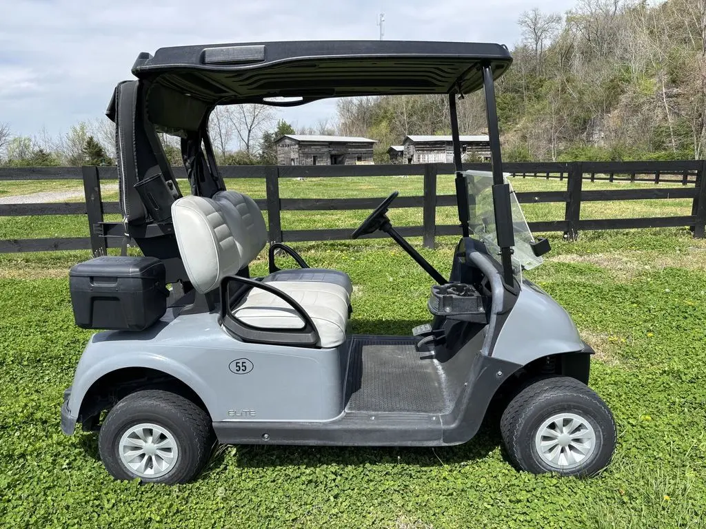 2023 E-Z-GO RXV photo 4