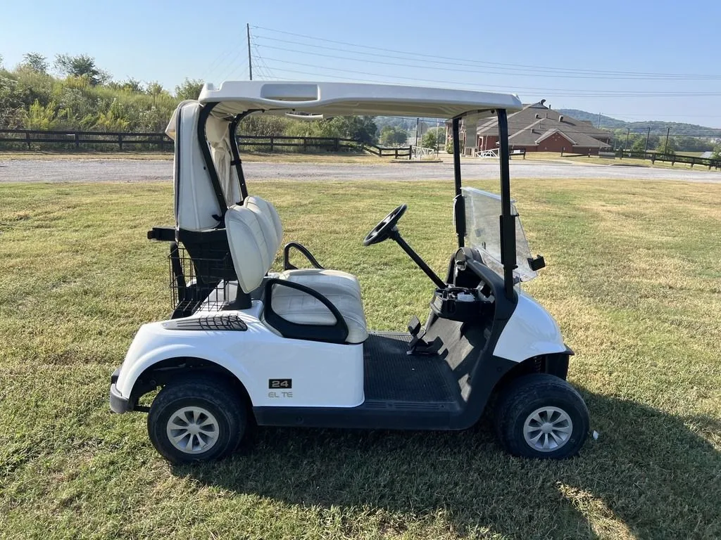 2022 E-Z-GO RXV photo 6