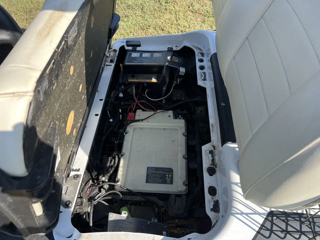 2022 E-Z-GO RXV photo 9