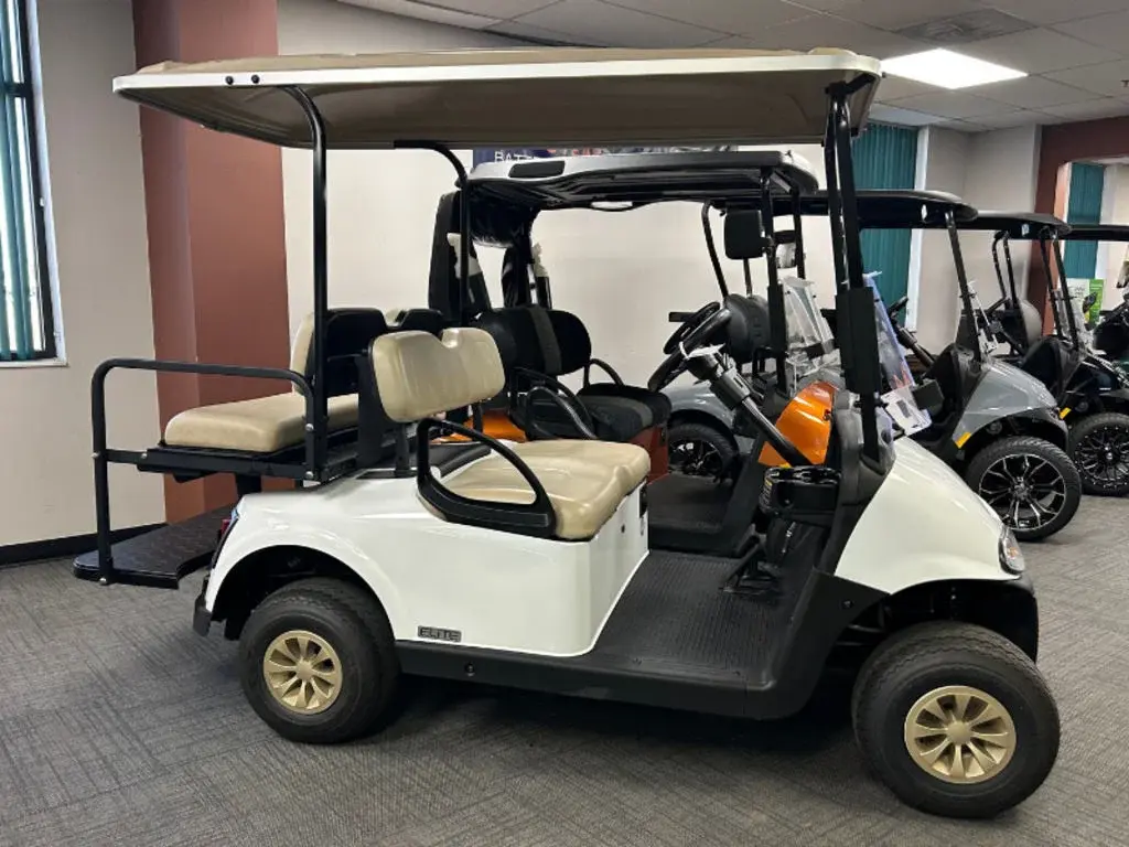 2021 E-Z-GO RXV photo 3