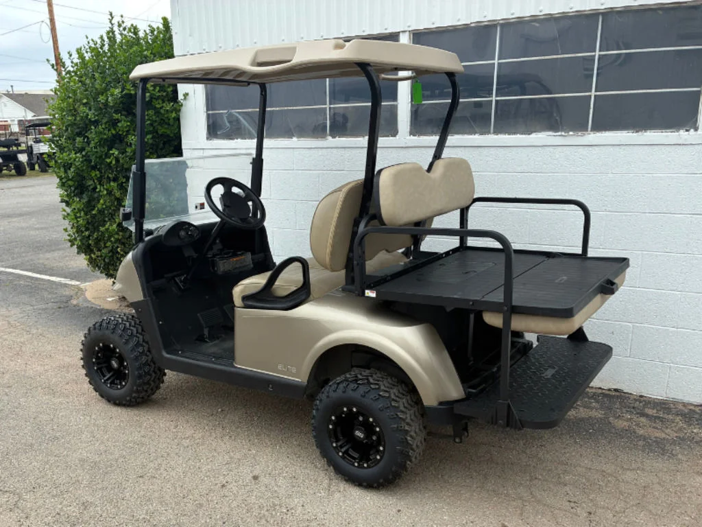 2022 E-Z-GO RXV photo 2