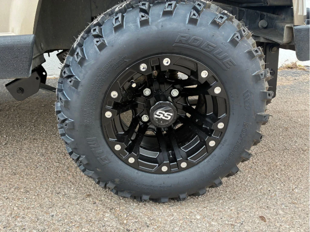 2022 E-Z-GO RXV photo 3