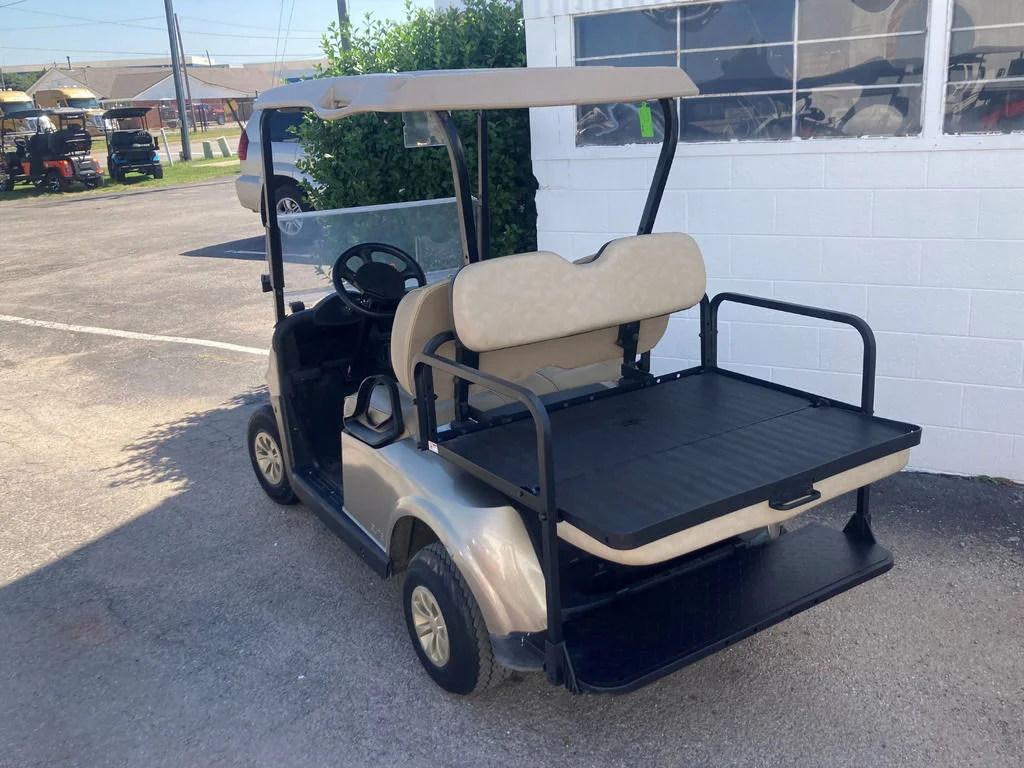 2022 E-Z-GO RXV photo 2