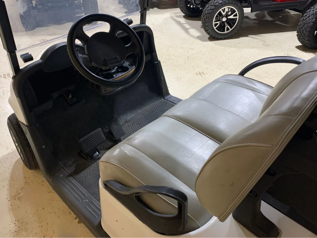 2021 E-Z-GO RXV photo 3