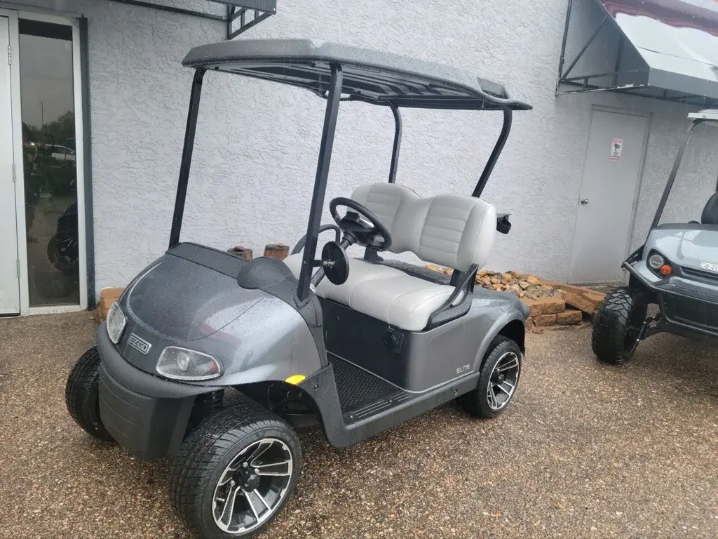 2023 E-Z-GO RXV photo 1