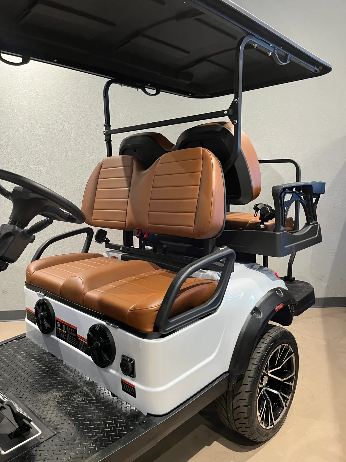 2026 Solana F 4P WITH LITHIUM ION BATTER, TOUCHSCREEN WITH APPLE CARPLAY, AND FLIP DOWN REAR SEAT photo 4