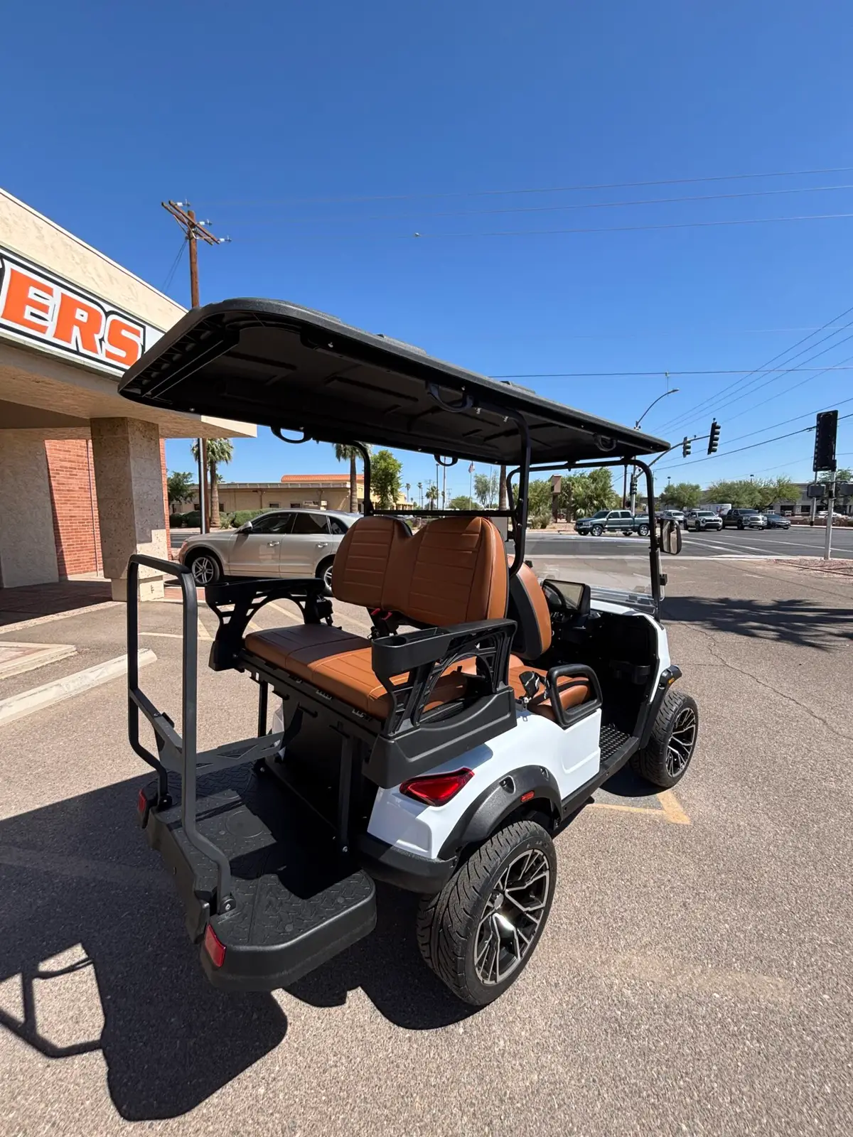 2026 Solana F 4P WITH LITHIUM ION BATTER, TOUCHSCREEN WITH APPLE CARPLAY, AND FLIP DOWN REAR SEAT photo 4