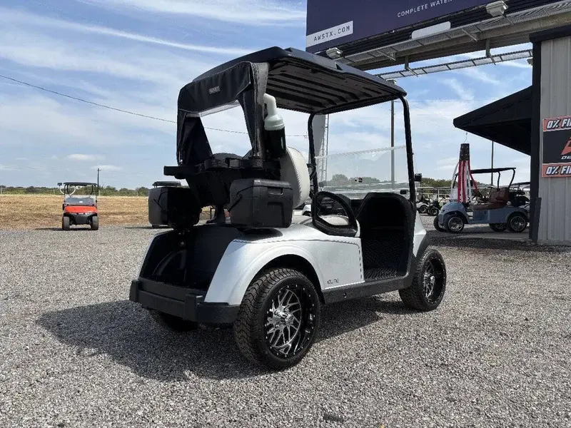2024 E-Z-GO RXV photo 3
