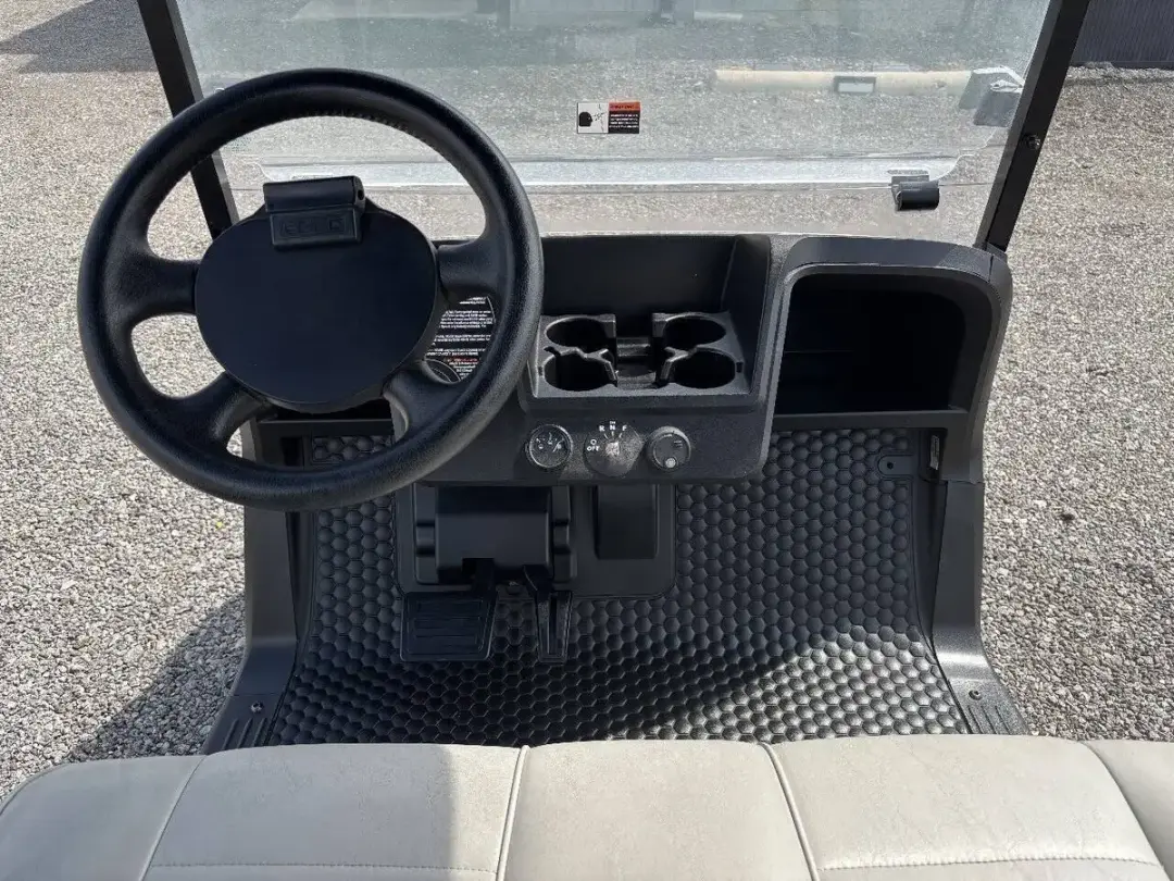 2024 E-Z-GO RXV photo 9