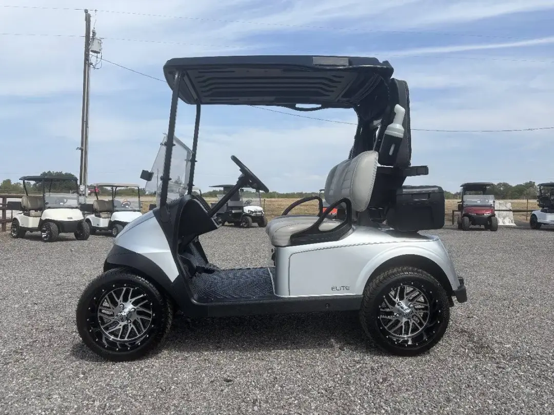 2024 E-Z-GO RXV photo 6