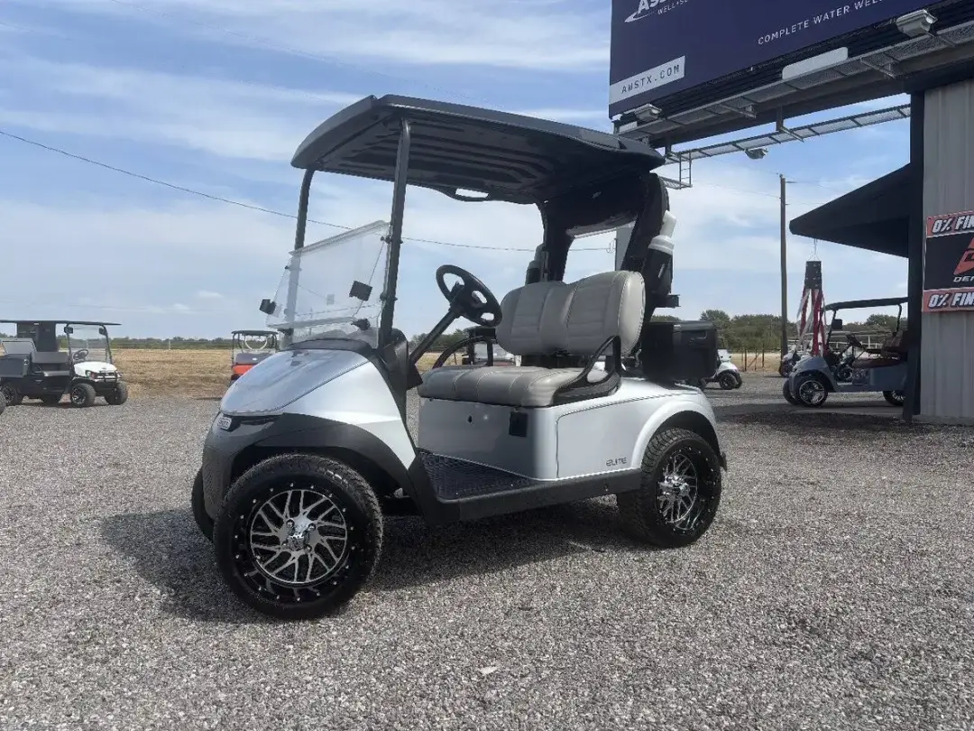 2024 E-Z-GO RXV photo 5