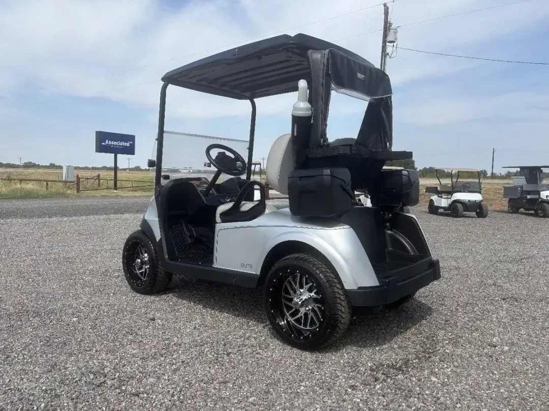2024 E-Z-GO RXV photo 7