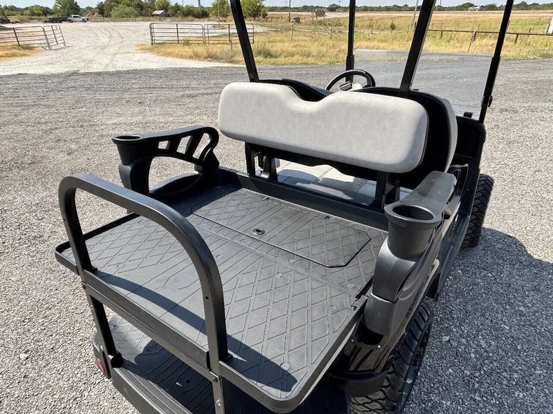 2020 E-Z-GO RXV photo 5