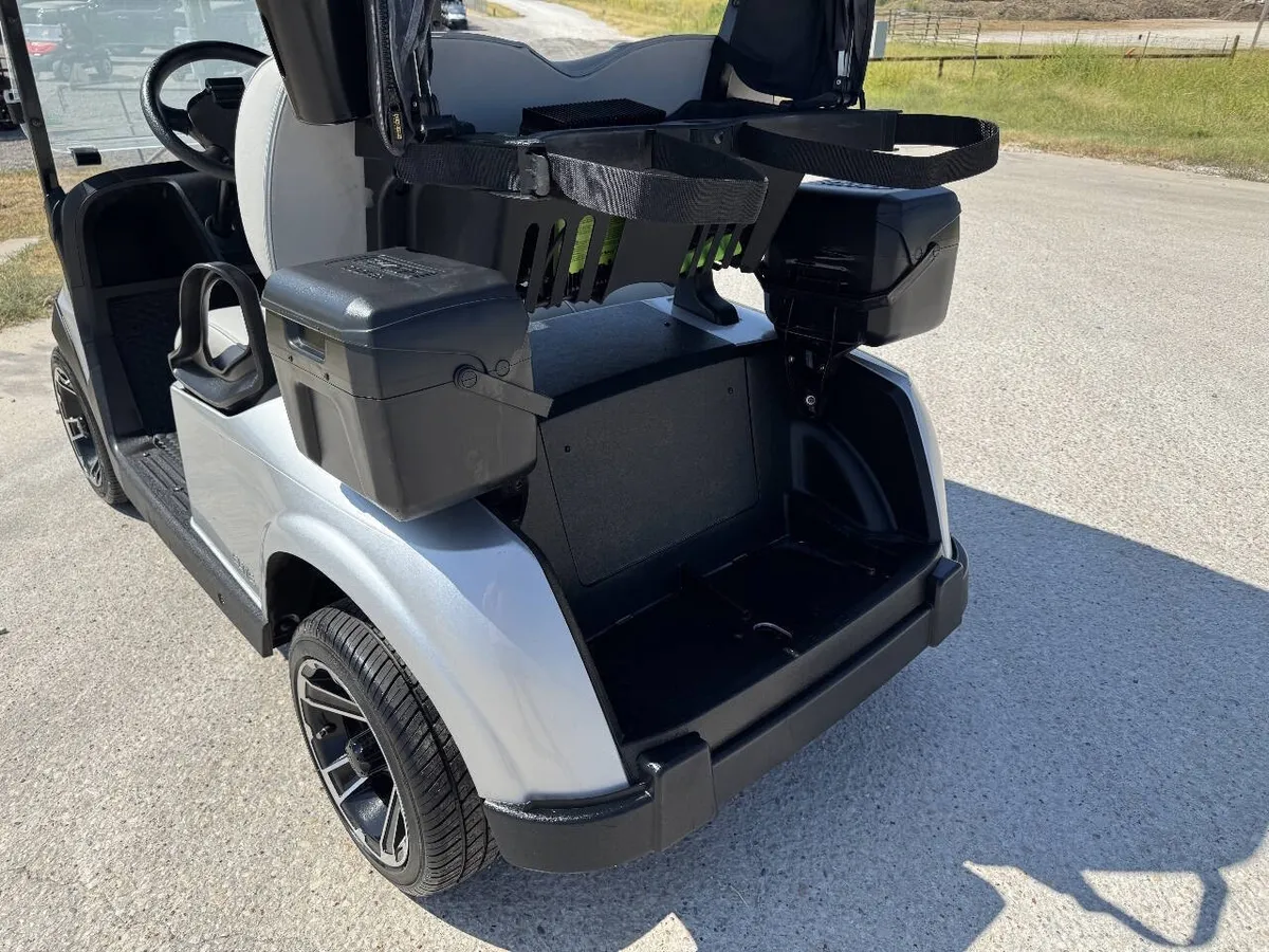 2024 E-Z-GO RXV ELiTE Lithium photo 9