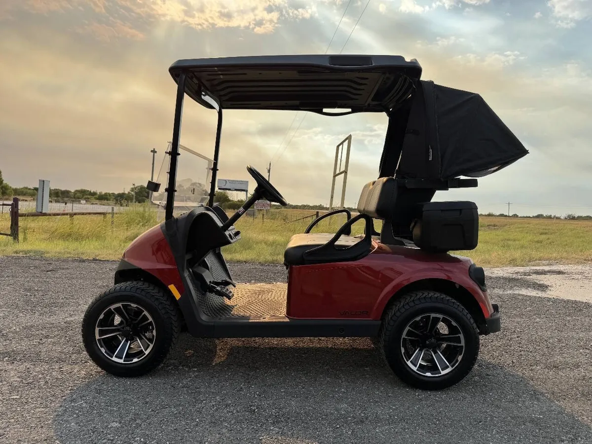 2025 E-Z-GO Valor photo 9