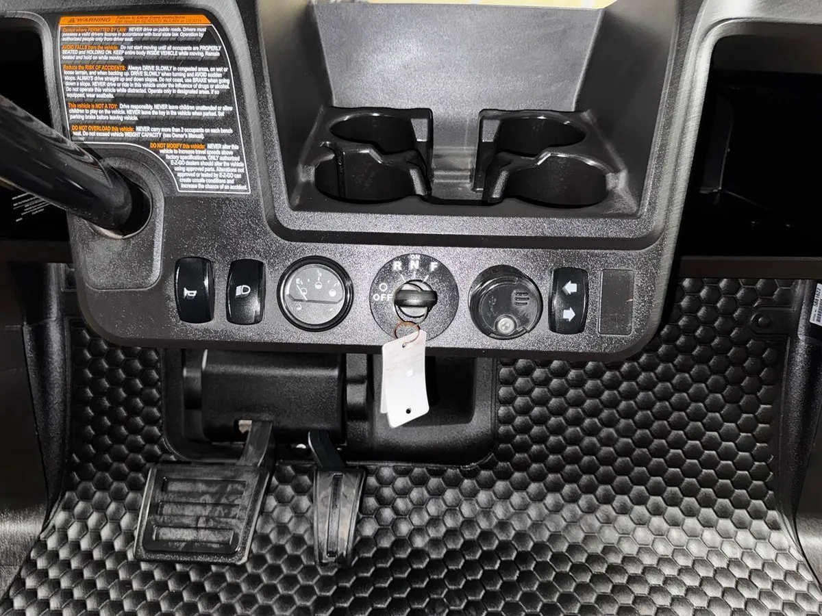 2025 E-Z-GO RXV ELiTE Lithium photo 13