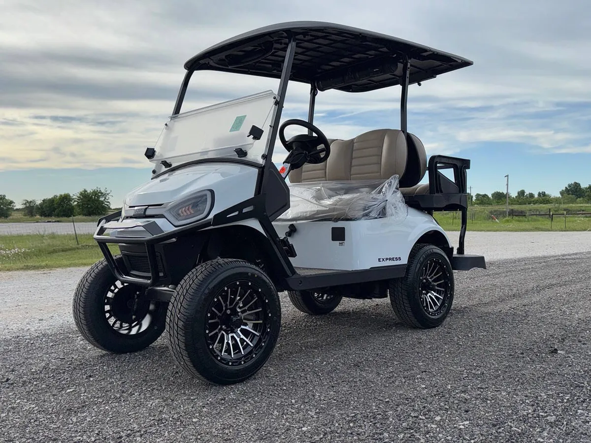 2026 E-Z-GO Express SUMMIT XT photo 3