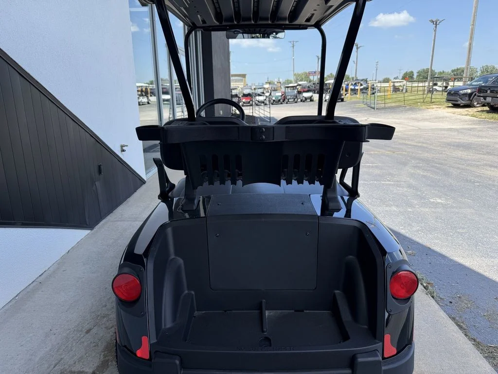 2025 E-Z-GO Valor photo 4