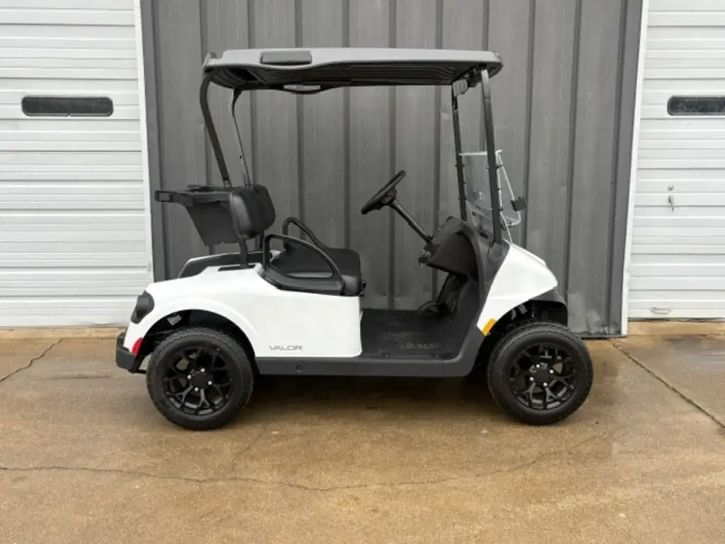 2027 E-Z-GO RXV 2 Valor S + 13.5 Gas Bright White photo 2
