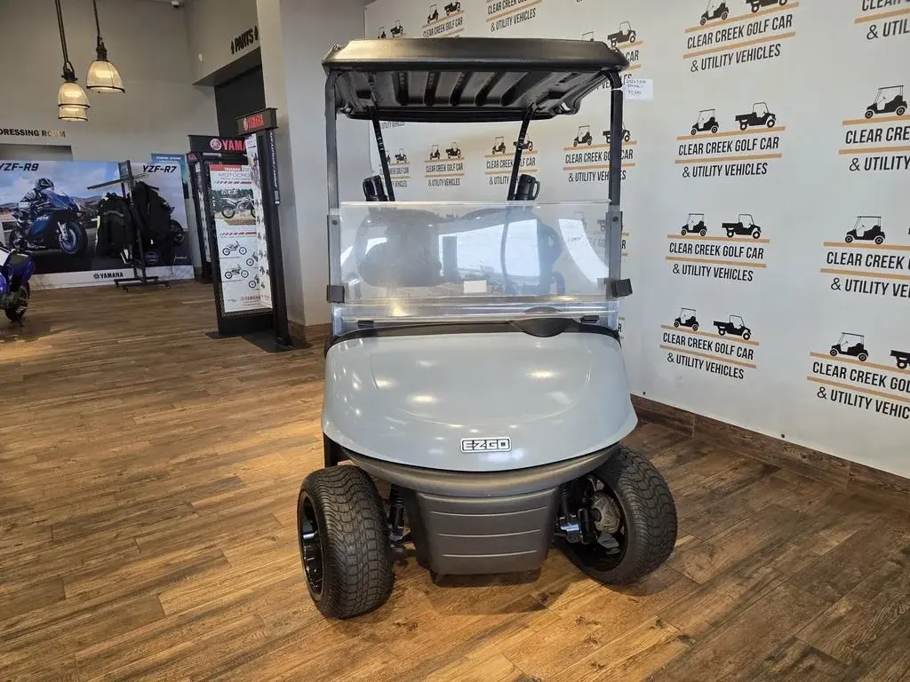 2022 E-Z-GO RXV photo 4