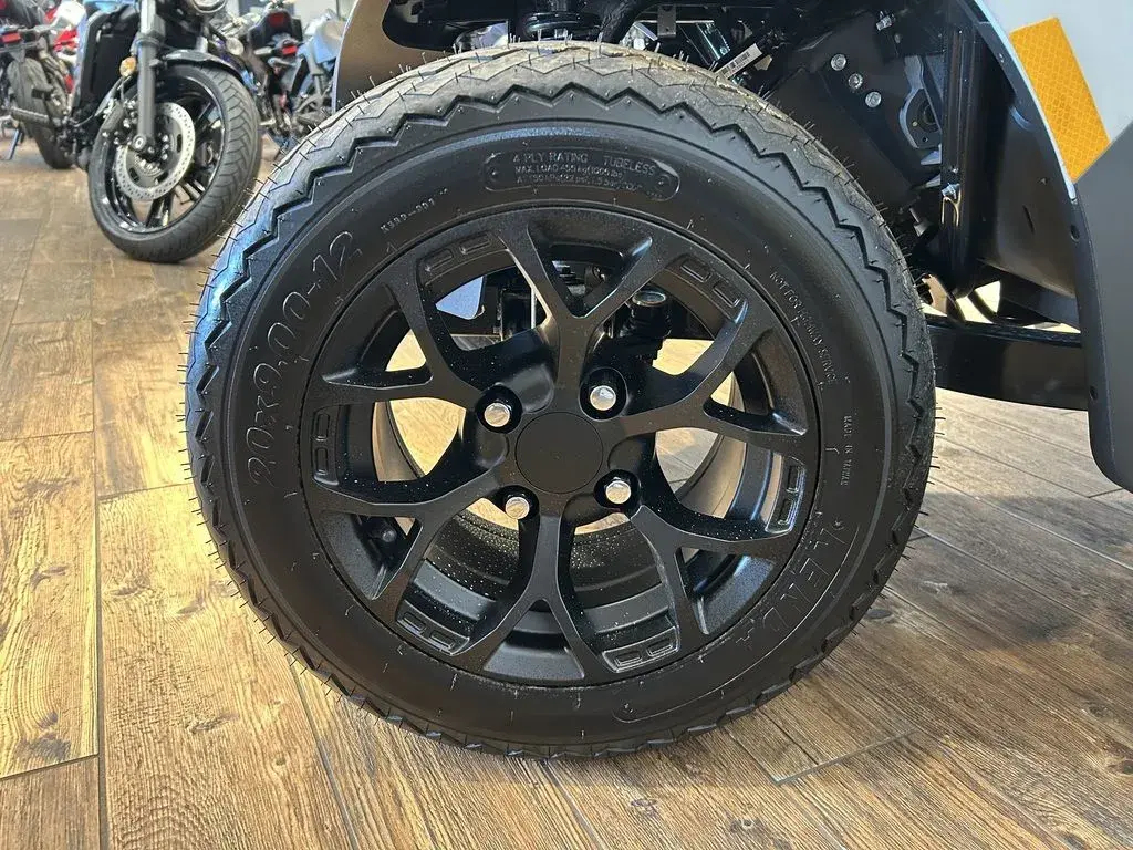 2027 E-Z-GO RXV 2 Valor S + 13.5 Gas Bright White photo 7