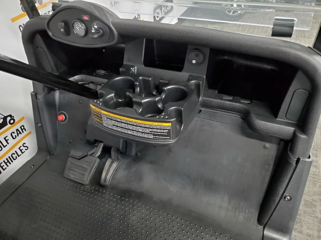 2023 E-Z-GO RXV photo 5