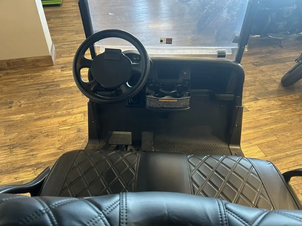 2022 E-Z-GO RXV photo 6