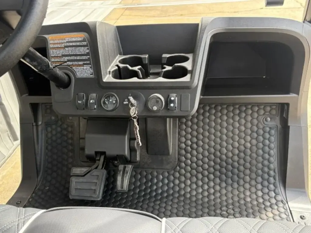 2027 E-Z-GO RXV 2 Valor S 13.5 Gas Black photo 6
