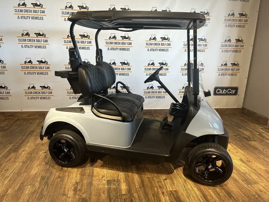 2022 E-Z-GO RXV photo 3