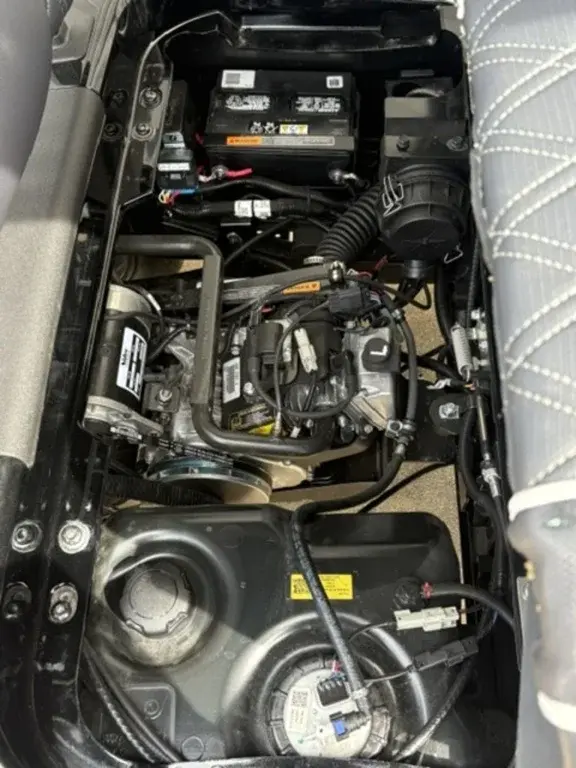 2027 E-Z-GO RXV 2 Valor S 13.5 Gas Black photo 8