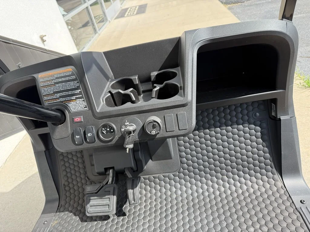 2025 E-Z-GO Freedom photo 6