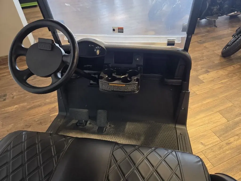 2022 E-Z-GO RXV photo 6