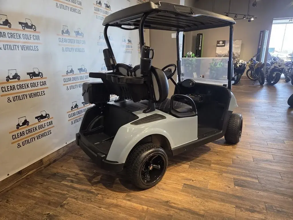 2022 E-Z-GO RXV photo 3