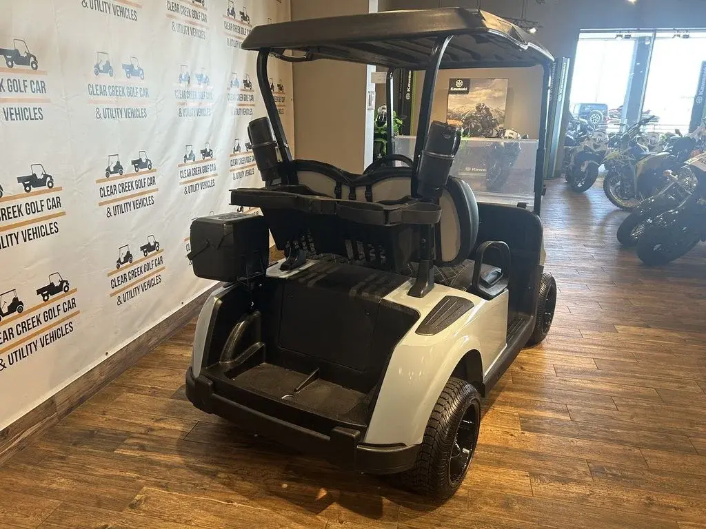 2022 E-Z-GO RXV photo 5