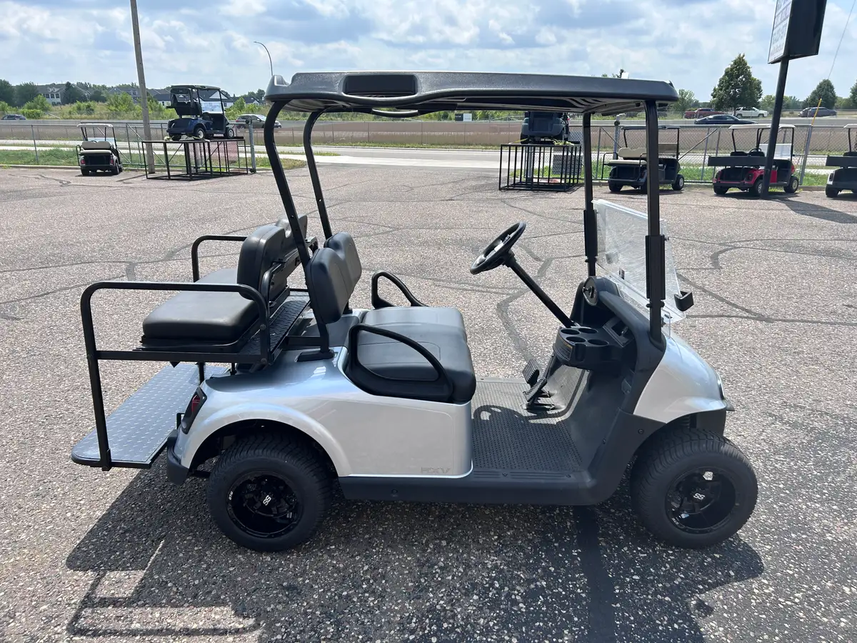 2017 E-Z-GO RXV photo 5