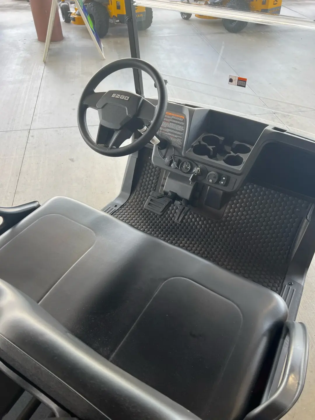 2027 E-Z-GO RXV VALOR GAS EFI PTV photo 4