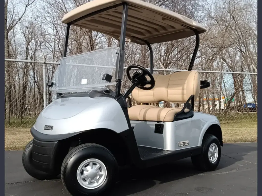 2017 E-Z-GO RXV photo 1