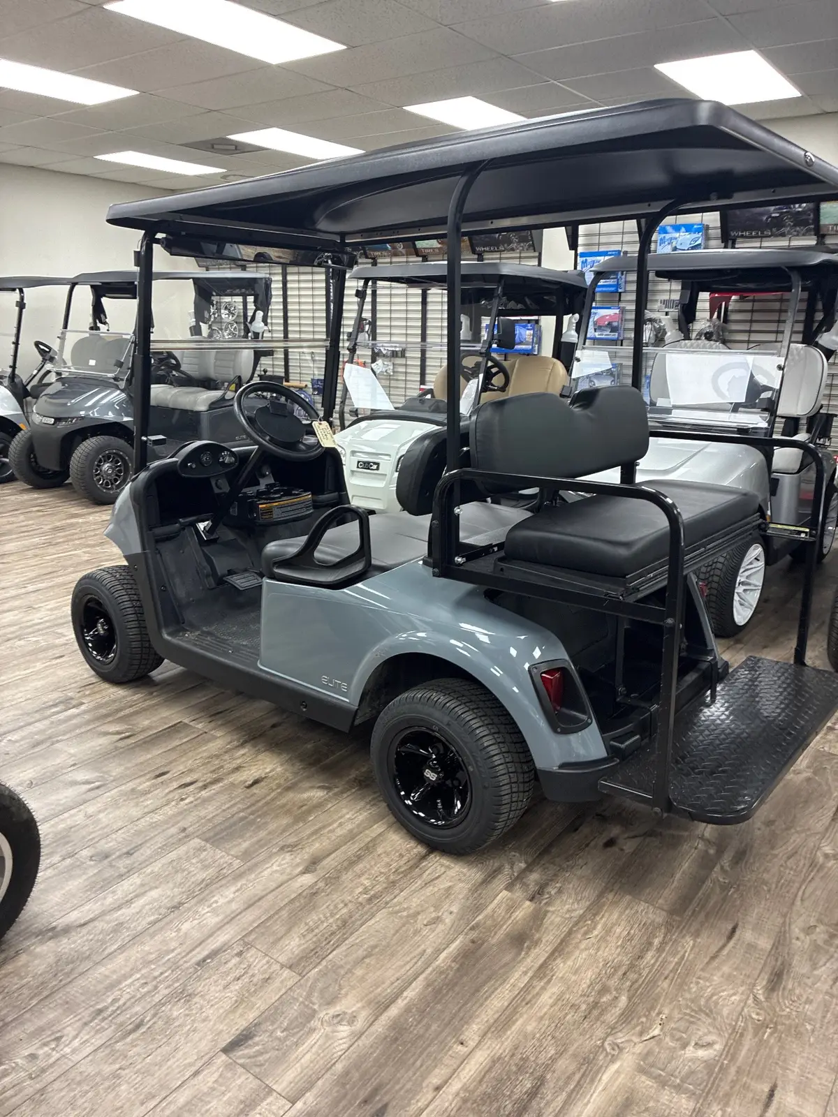 2023 E-Z-GO RXV ELiTE Lithium photo 2