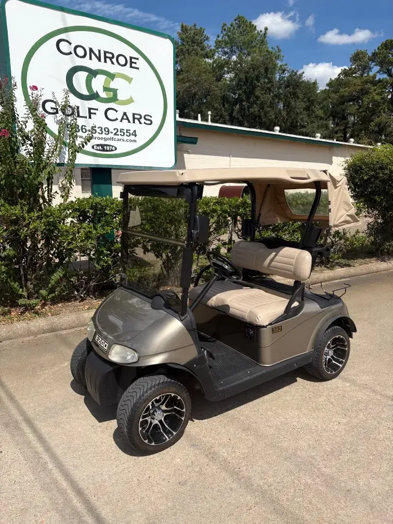 2015 E-Z-GO RXV photo 1